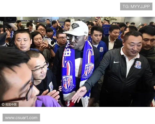 麦基抵京张云松与球迷热情接机