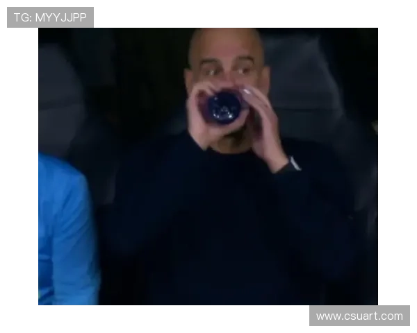 姆巴佩打入点球后，跑到替补席和卜拉欣-迪亚斯一起庆祝